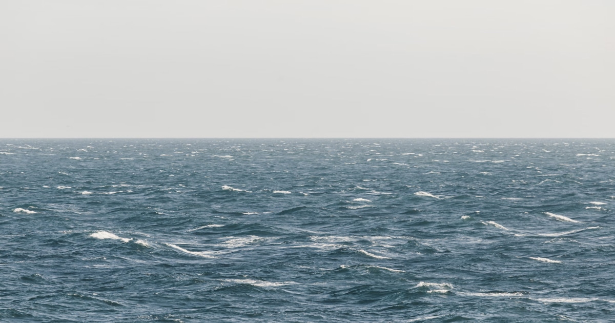 Open sea with rolling waves under an overcast sky, illustrating wind conditions at sea.